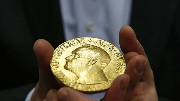 2. Кому в США выдается Пулитцеровская премия?