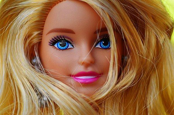 Özellikle 1990'lardan yakın zamana kadar ideal güzellik standartı dünyanın en ünlü oyuncak bebeği Barbie üzerinden tanımlanıyordu.