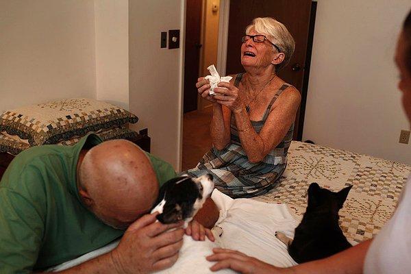 1. Marquita Leibe ve eşi Donald, köpekleri Daisy uyutulduktan birkaç dakika sonra yanında ağlarken.