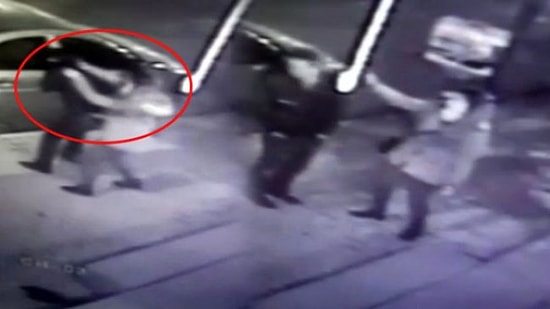 Kendisini Taciz Eden Kişiyi Biber Gazıyla Etkisiz Hale Getirdikten Sonra Tekme Tokat Döven Kadın