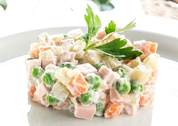 13. Какое мясо добавлял в салат "Оливье" его создатель - повар Люсьен Оливье?