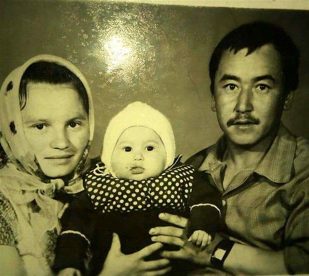 Kazakistanlı anne, 38 yıl önce eşiyle anlaşmazlık yaşayınca iki kızını alıp evi terk etti.