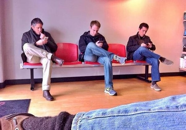7. Просто сидят в телефонах