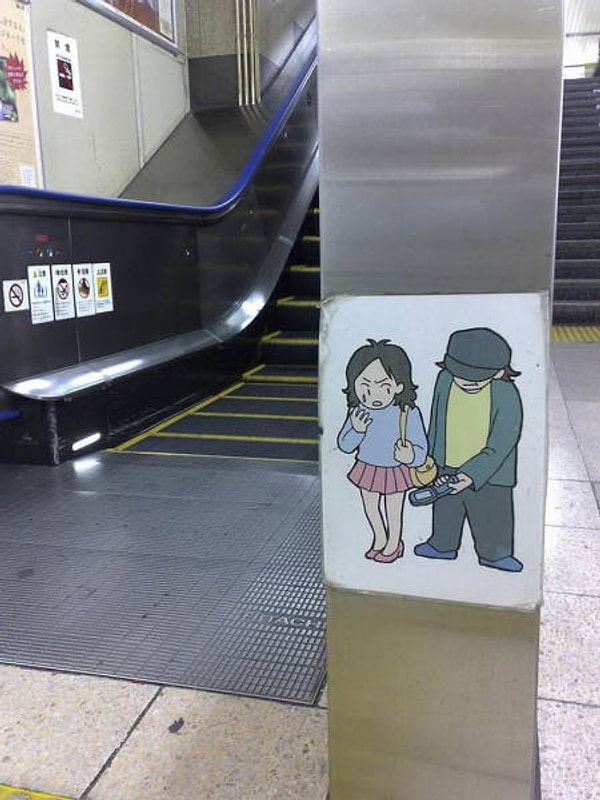 19. Вот чем опасно японское метро для девушек в юбках