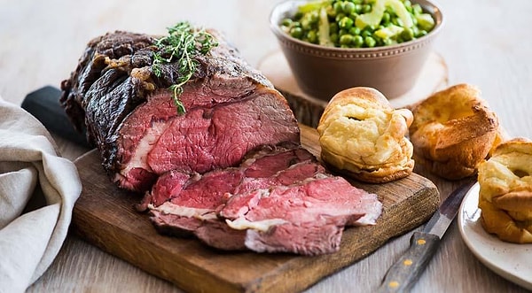 6. Название какого мясного блюда в переводе на русский означает "жареная говядина"?