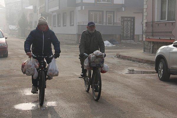 70 yaşındaki Bekir Hamlakay ile 65 yaşındaki Saadettin Aladağ'ın, kışın yiyecek bulmakta güçlük çeken sokak hayvanlarıyla ilgili telaşı, aralık ayında başlıyor.