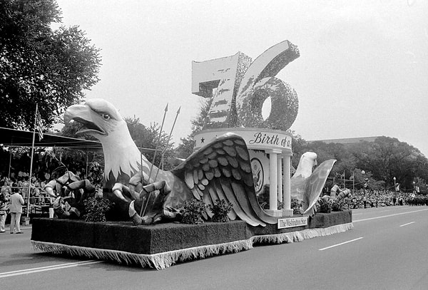 3. Какая страна отпраздновала 200-летнюю годовщину в 1976 году?