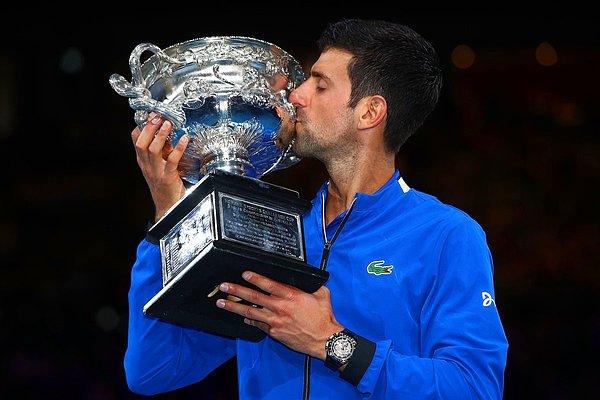 Sezonun ilk Grand Slam tenis turnuvası olan Avustralya Açık'ta tek erkekler finalinde kazanan Novak Djokovic oldu.