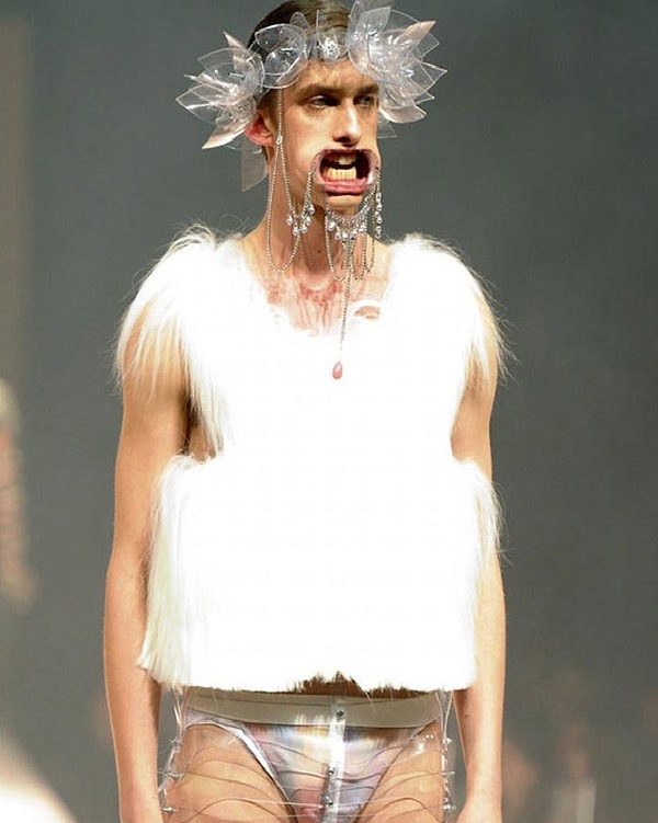 22. "Стань мужчиной-супермоделью", - говорили они. "От девушек отбоя не будет", - говорили они...