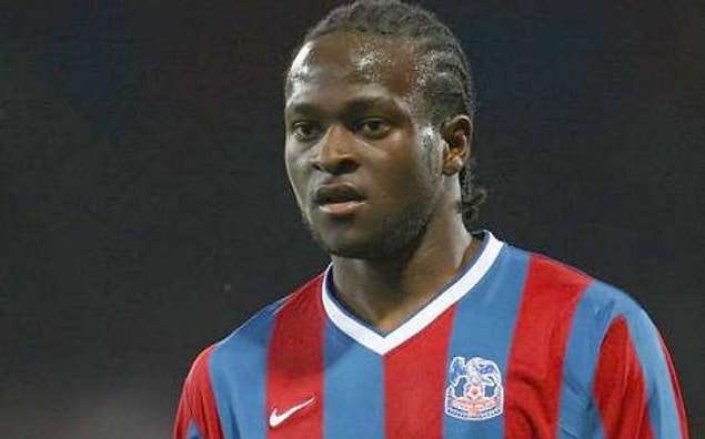 Kısa sürede İngiliz vatandaşı olan Moses, İngiltere'de Teknik Lise'de eğitim görürken bir yandan ise futbolculuk hayalini gerçekleştirmek istiyordu.