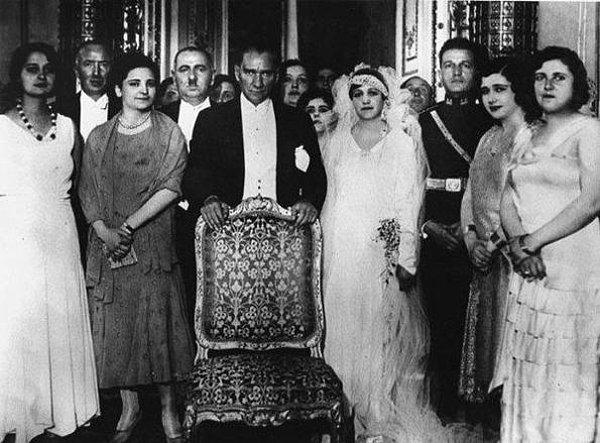 1923: Mustafa Kemal Paşa İzmir'de Latife Hanım'la evlendi.