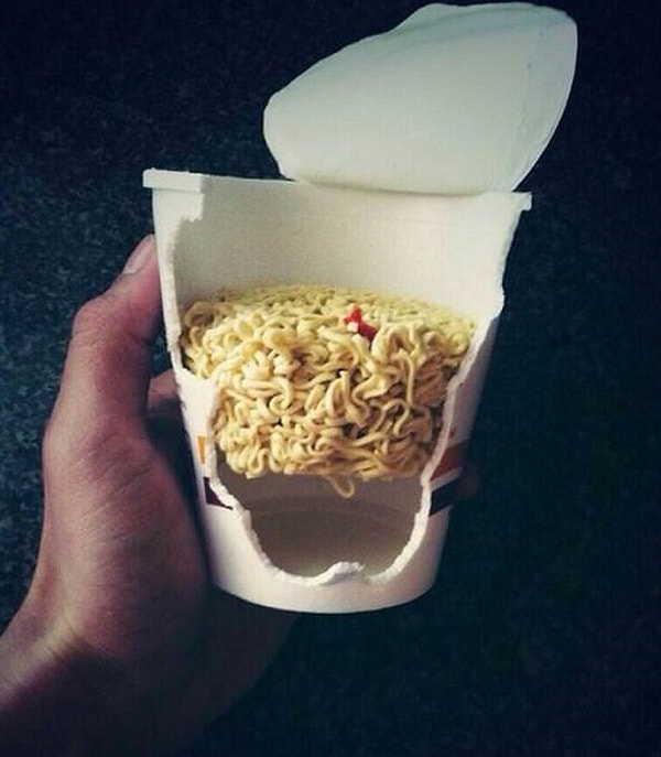 9. Вот как выглядит изнутри стакан с лапшой быстрого приготовления.