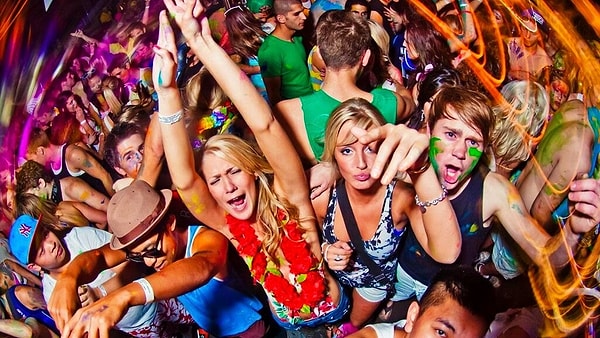 1. Представьте, что вы оказались на вечеринке, где много людей, но вы не знаете никого из них. Что будете делать?