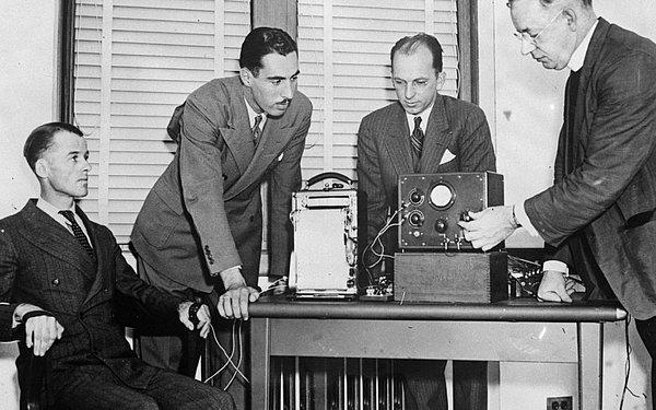 1935: İlk yalan makinesi, Leonarde Keeler tarafından denendi.