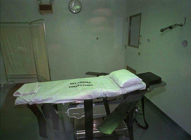 2000: Amerika Birleşik Devletleri'nde Illinois Eyalet Valisi George Ryan, idam cezalarının infazlarını durdurdu. 20 yıl içinde 13 idam mahkumunun suçsuz olduğunun anlaşılması Valiye bu kararı aldırttı.