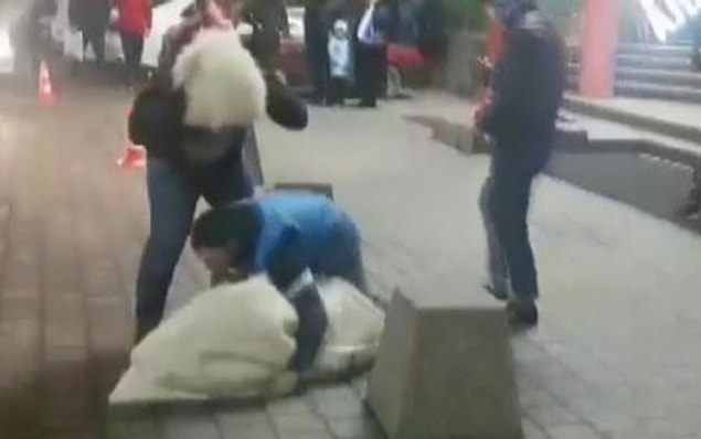 İki kez düşürüldükten sonra arabaya bindirilen kadının yüzünden yaraladığı; hastaneye kaldırılan kadının burnunun kırıldığı belirtildi.