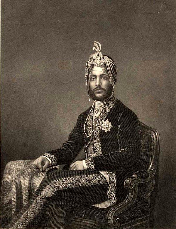 4. Hindistan prens devletinin mihracesi Jai Singh, Londra'da bir Rolls-Royce galerisini ziyaret ettiğinde satış sorumlusu Singh'in arabayı alamayacağını ima etmiş. Singh ise on tane almış, hepsini Hindistan'a yollatmış ve araçların çöp toplanması ve taşınmasında kullanılmasını emretmiş.