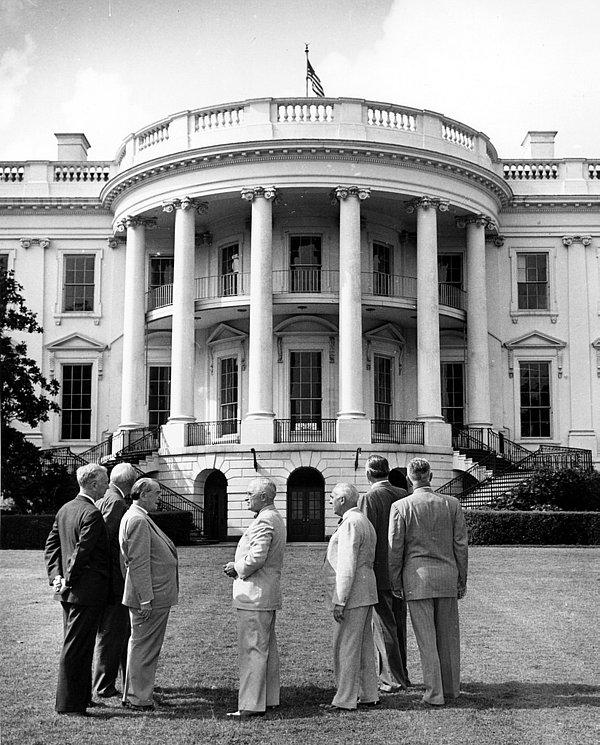 5. Truman'ın başkanlık döneminde Beyaz Saray o kadar kötü bir durumdaydı ki, bir yapı denetim görevlisi tabanın alışkanlıktan ayakta durduğunu söylemişti. Başkanın banyosu ve yatak odası ise yapısal olarak güvenli olmamaları gereğiyle mühürlenmişti.