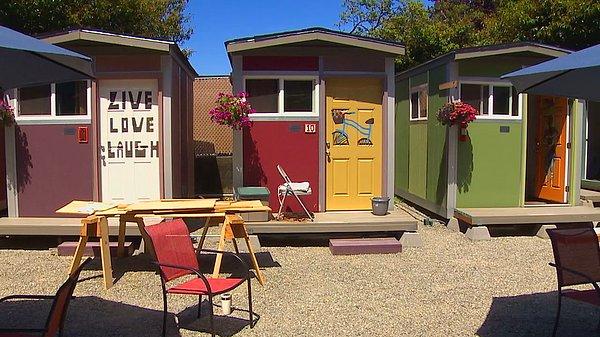 8. Seattle'da evsiz insanların uyumak, yemek yemek ve duş almak için kullanabileceği bir "minik ev" kasabası bulunuyor. Ayda sadece 90 dolar ödeyerek olanaklardan yararlanılabilen bu yer, insanların ayaklarının üzerinde durmalarına yardımcı olmak için tasarlanmış.