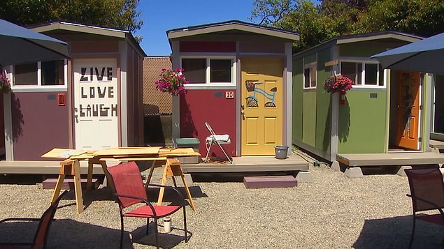 8. Seattle'da evsiz insanların uyumak, yemek yemek ve duş almak için kullanabileceği bir "minik ev" kasabası bulunuyor. Ayda sadece 90 dolar ödeyerek olanaklardan yararlanılabilen bu yer, insanların ayaklarının üzerinde durmalarına yardımcı olmak için tasarlanmış.