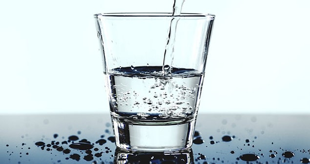 10. Su, sıcaklığına bağlı olarak farklı dökülme sesleri çıkarır ve insanların %96'sı bu sesi ayırt edebilir.