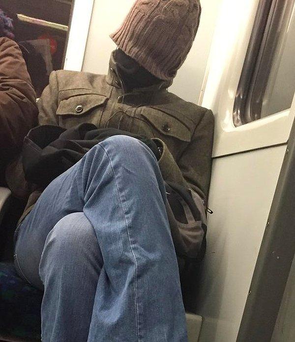 18. "Bu adam metroda karşımda oturuyordu. İki dakika içerisinde sabah insanı olmadığını anladım."