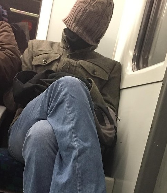 18. "Bu adam metroda karşımda oturuyordu. İki dakika içerisinde sabah insanı olmadığını anladım."