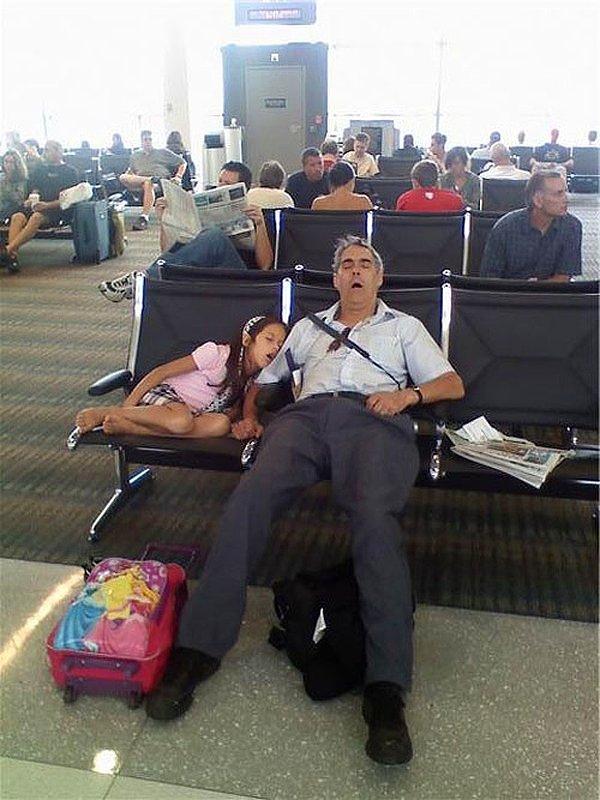6. "Hava limanında bu baba ve kızı gördüm. Uyku da genlerden gelen bir şey..."