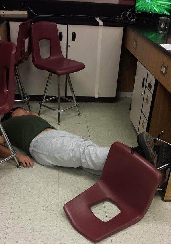 1. "Bu hafta final sınavlarımız var. Bu arkadaş da oturduğu yerden düştü, yarım saat güldük ama o 40 dakika böyle uyudu."