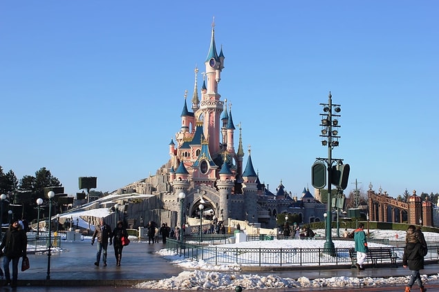 19. Disneyland'in "Git Yeşili" adında, çevrenin birbiriyle uyumlu olmasını sağlayan kendine ait bir rengi vardır. Mavimsi bir yeşil-gri olan bu renk neredeyse her şey ile uyum sağlamak üzere formüle edilmiştir; betonlarla, manzarayla, gökyüzüyle...