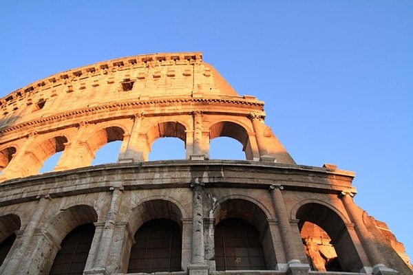 2. Римская империя просуществовала...