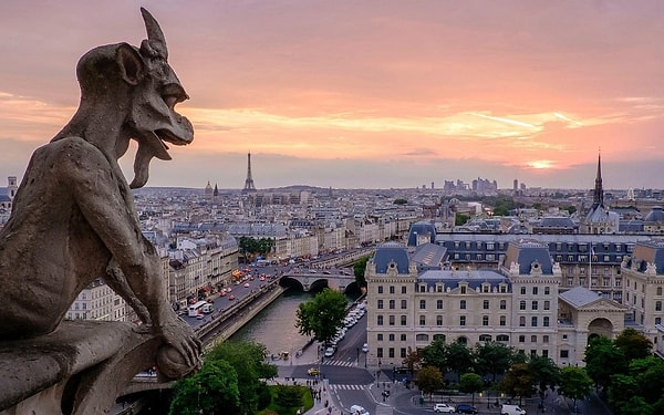 11. Католический храм, построенный в Париже в Средние века и сохранившийся до наших дней, называется...