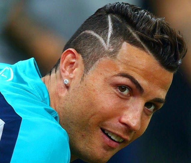 10. Son yılların en popüler futbolcusu Ronaldo'nun yandan şimşek çakmışcasına efekt verdiği saç modeli :)