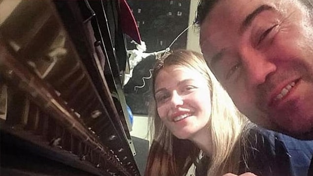 Aşk haberlerinin yayılmaya başlamasıyla Ata Demirer, yeni sevgilisiyle birlikte fotoğrafını kendi hesabından başladı.