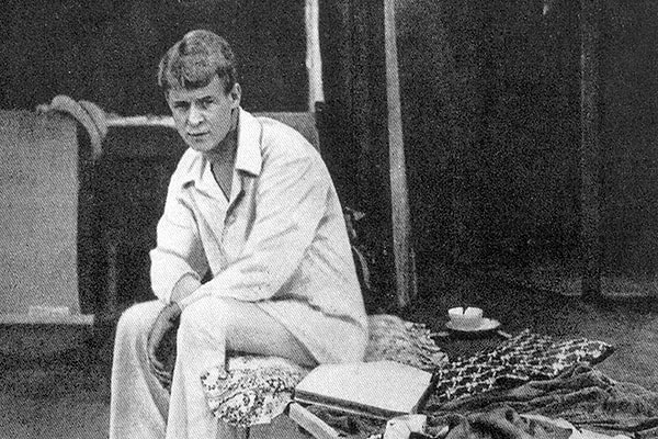 6. Кто из этих женщин не являлся официальной женой Сергея Есенина?