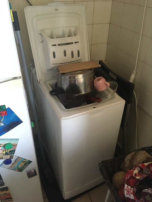 3. "Пьяный сосед по комнате решил загрузить посуду в посудомойку, но слегка промахнулся"