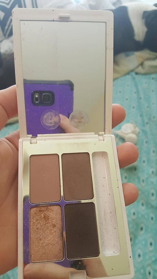 20. "Пьяная я решила проявить ответственность и сняла контактные линзы перед сном"