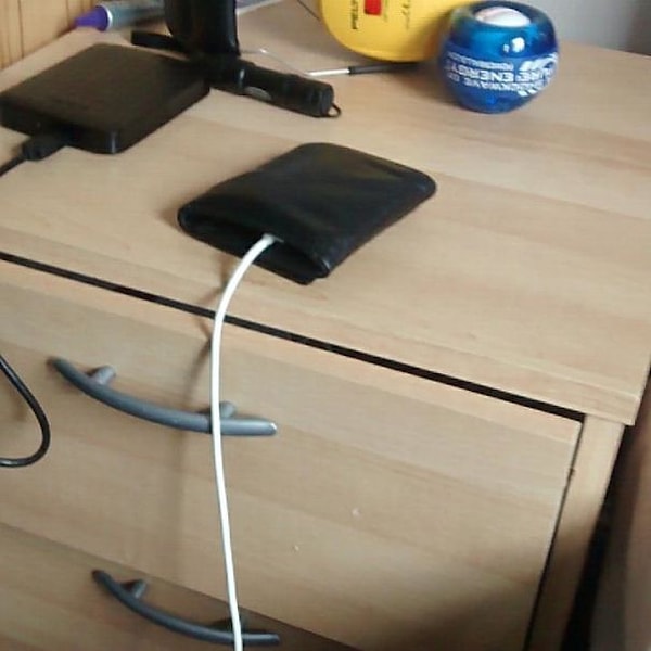 21. "Вчера хорошо выпил и пытался зарядить кошелек. Видимо, надеялся, что в нем появятся деньги"