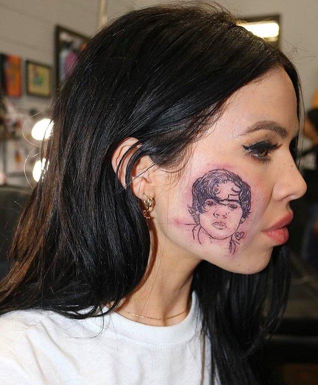 25. yaş gününü kutlamak amacıyla, Harry Styles'ın yüzünü yanağına dövme yaptıran şarkıcı Kelsy Karter'ın mantığı da tam bu olsa gerek.