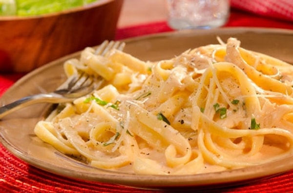 12. И заключительный вопрос. Перед вами фетучини "Альфредо" (в состав блюда входят курица и яйца) - невозможно отказаться! Что сделает веган?