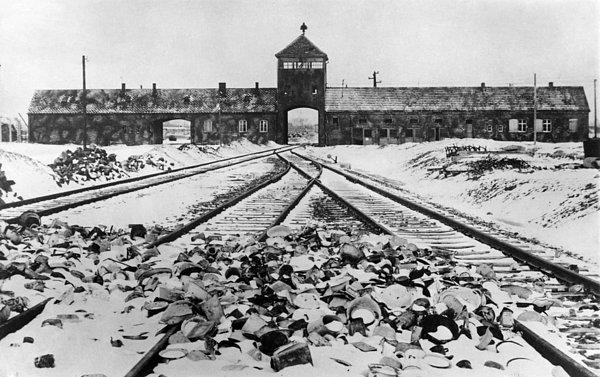 Ocak 1945'te kurtuluşunun ardından Auschwitz'in girişi.