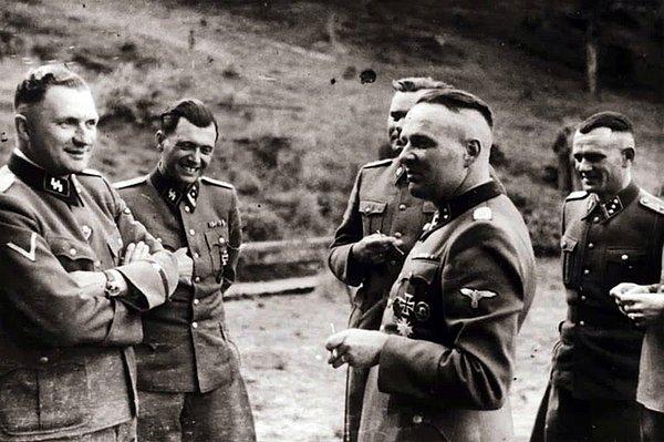 Auschwitz'te bir grup SS subayı. Soldan sağa; Karl Hoecker, Dr. Josef Mengele, Karl-Friedrich Hoecker ve 1944 Mayıs'ından Aralık'ına kadar Auschwitz'in komutanı olan Richard Baer.