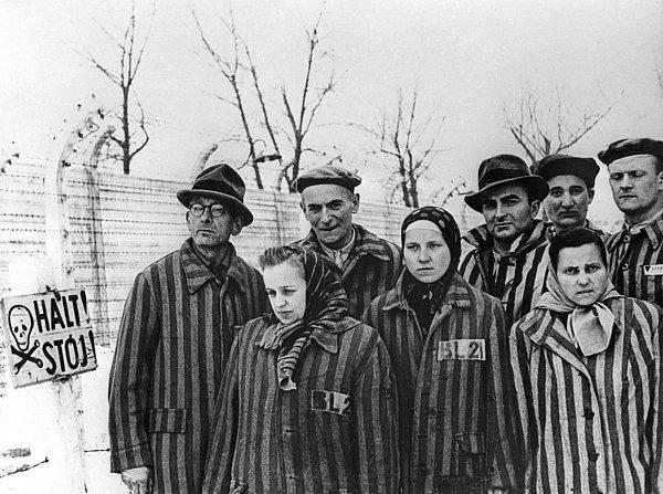 Sovyet ordusunun özgürleştirmesinden önce Auschwitz mahkumları, Ocak 1945.