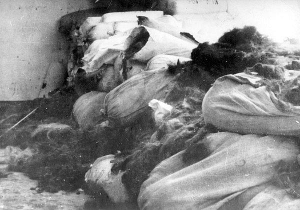 1945'te Auschwitz'in özgürleştirilmesinin ardından öldürülen mahkumlara ait 7 ton saç bulunmuştur.