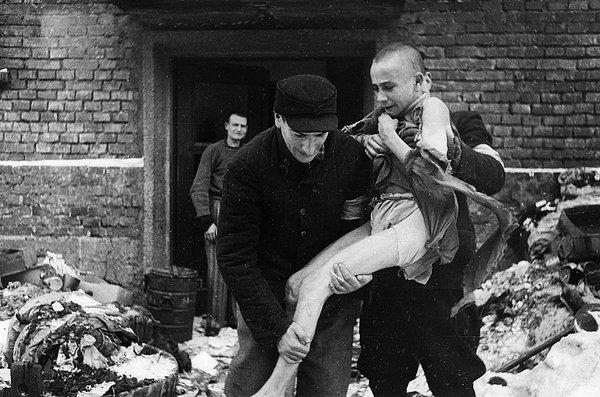 15 yaşındaki Rus çocuk Ivan Dudnik 1945'te kurtarılırken.