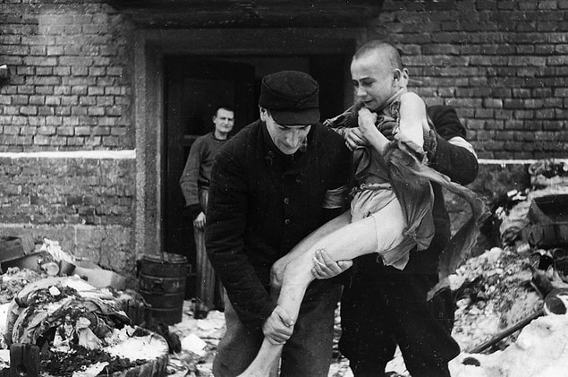 15 yaşındaki Rus çocuk Ivan Dudnik 1945'te kurtarılırken.