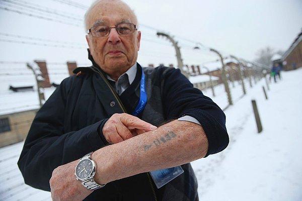 Romanya'da doğup 14 yaşındayken Auschwitz ve diğer toplama kamplarında hapsedilen Jack Rosenthal, 26 Ocak 2015'te Auschwitz I'in dışında duruyor.