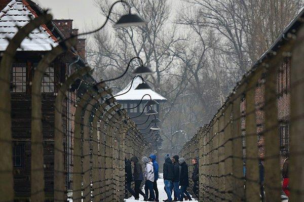 28 Aralık 2018'de insanlar Auschwitz-II-Birkenau'yu ziyaret ediyorlar.