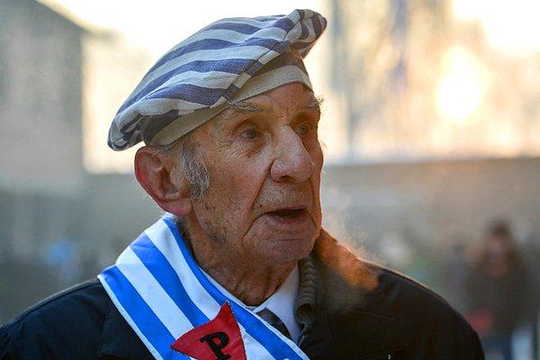 Polonya'nın Sosnowiec şehrinden 93 yaşındaki Miroslaw Celka, 27 Ocak 2017'de Auschwitz'i ziyaret ediyor.