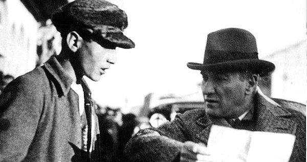 Atatürk gönderen ismine bakar ama tanımadı. Curtis LaFrance adında tanıdığı bir insan yoktu.